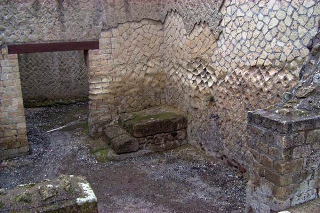 VI.13/11, Herculaneum. January 2002. Looking towards south-west corner of vestibule, with base of stairs to upper floor.
The doorway in the south wall leads into the kitchen. Photo courtesy of Nicolas Monteix.